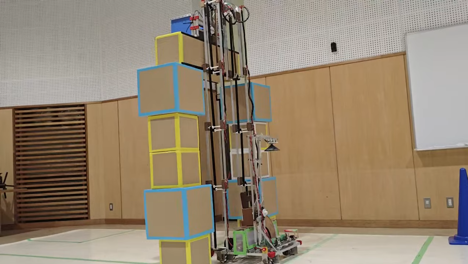 高専ロボコン2025の競技を行う様子(ゲートの上の天井を載せている)