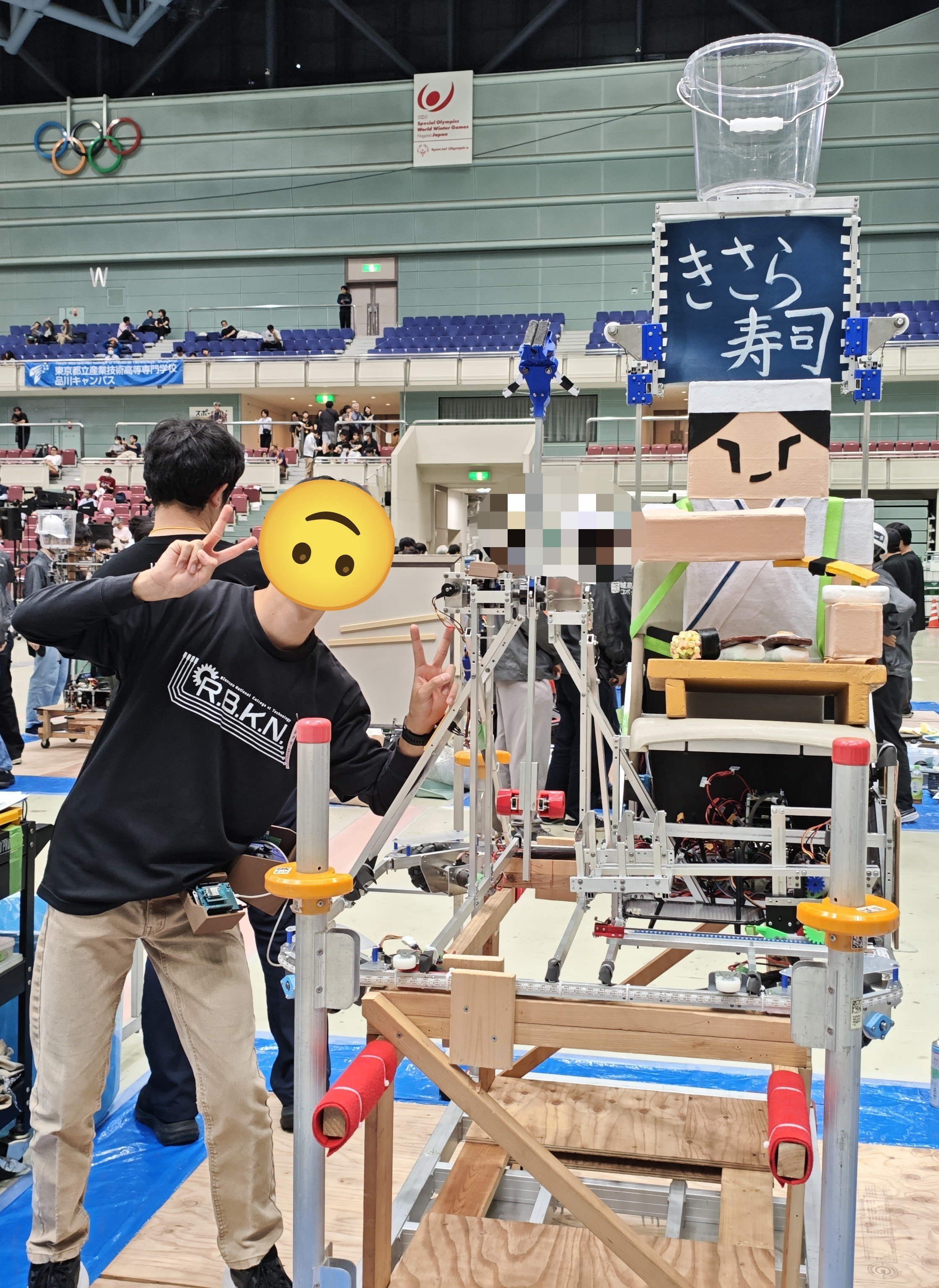 高専ロボコン2026 関東甲信越地区大会にて ロボットとツーショット